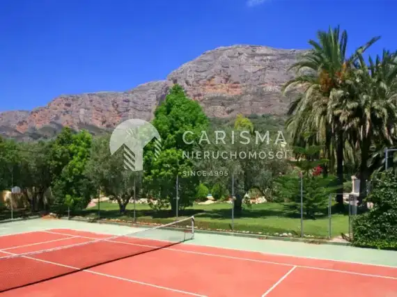 (14) Villa Barbara z kortem tenisowym, u podnóża góry
