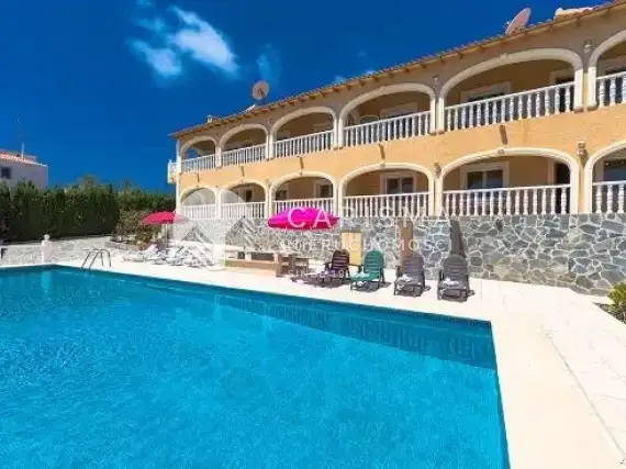 (11) Duża willa na sprzedaż w Hiszpanii w Calpe z prywatnym basenem