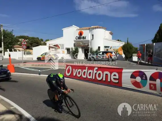 (2) Przed biurem Carisma przejechał słynny wyścig kolarski La Vuelta a España! Galeria zdjęć.