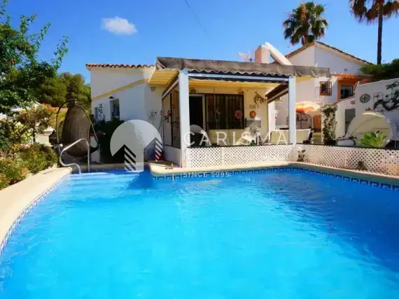 (2) Dom z basenem na sprzedaż w Calpe