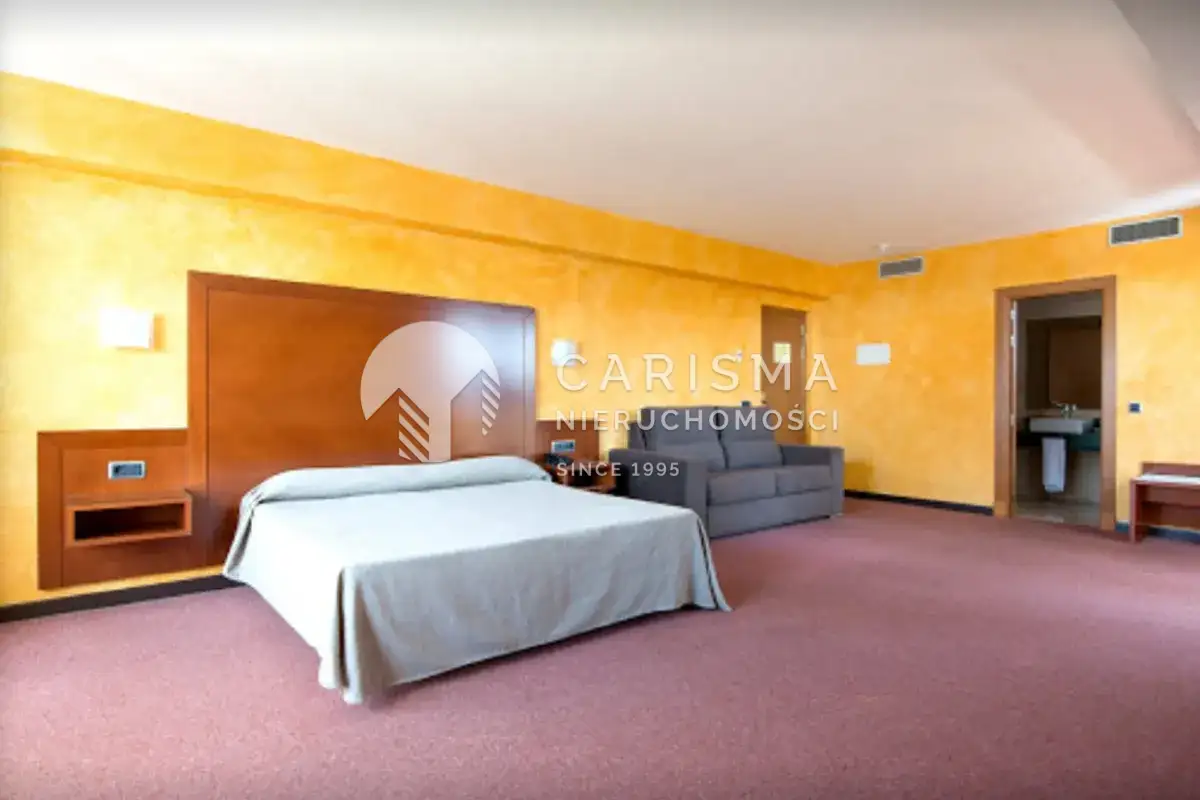 (17) Czterogwiazdkowy hotel w Torremolinos