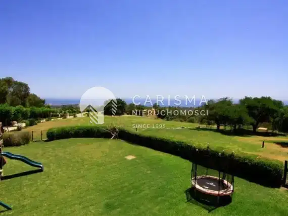 (4) Wiejska posiadłość na działce 76.855 m², w Los Altos de los Monteros,