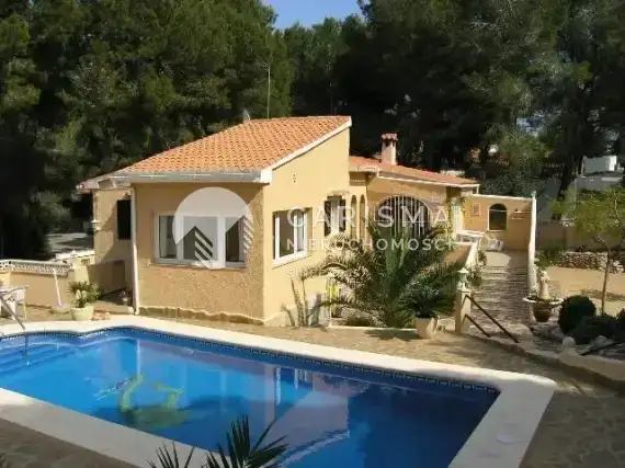 (3) Willa w Moraira na działce w zaciszu drzew