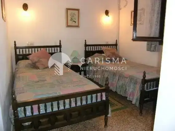 (9) Willa w Moraira na działce w zaciszu drzew