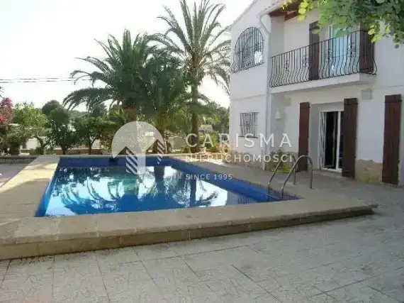 (2) Willa w Moraira z palmami w ogrodzie