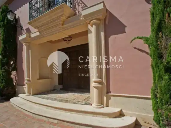 (3) Odnowiona willa w Hiszpanii w San Pedro de Alcantara z kortem do tenisa i prywatnym basenem