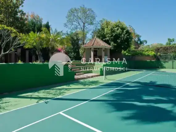 (10) Odnowiona willa w Hiszpanii w San Pedro de Alcantara z kortem do tenisa i prywatnym basenem