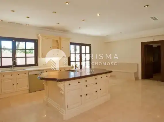 (18) Odnowiona willa w Hiszpanii w San Pedro de Alcantara z kortem do tenisa i prywatnym basenem