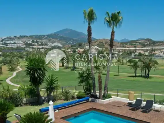 (5) Przestrzenna, nowoczesna willa w Nueva Andalucia przy polu golfowym