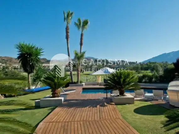 (15) Przestrzenna, nowoczesna willa w Nueva Andalucia przy polu golfowym