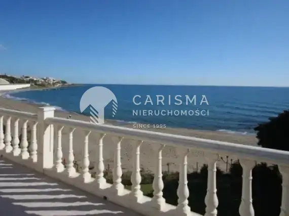 (3) Dom w Hiszpanii w Mijas Costa przy plaży z widokiem na morze
