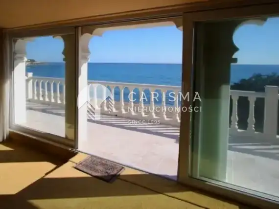 (4) Dom w Hiszpanii w Mijas Costa przy plaży z widokiem na morze