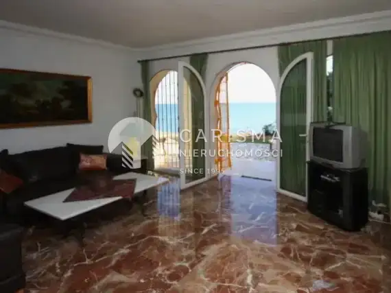 (5) Dom w Hiszpanii w Mijas Costa przy plaży z widokiem na morze