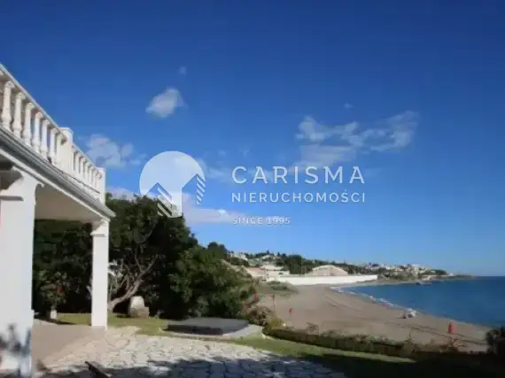 (6) Dom w Hiszpanii w Mijas Costa przy plaży z widokiem na morze