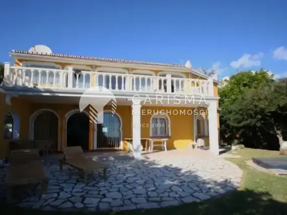 Dom w Hiszpanii w Mijas Costa przy plaży z widokiem na morze 1