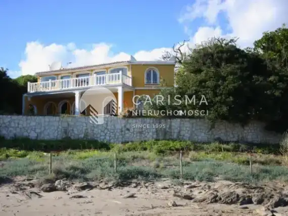 (8) Dom w Hiszpanii w Mijas Costa przy plaży z widokiem na morze