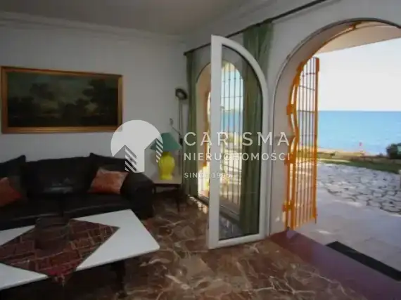 (16) Dom w Hiszpanii w Mijas Costa przy plaży z widokiem na morze