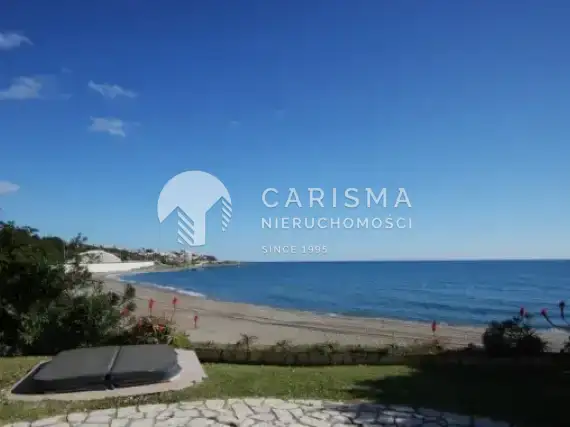 (26) Dom w Hiszpanii w Mijas Costa przy plaży z widokiem na morze