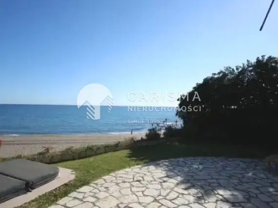 (27) Dom w Hiszpanii w Mijas Costa przy plaży z widokiem na morze