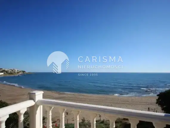 (28) Dom w Hiszpanii w Mijas Costa przy plaży z widokiem na morze