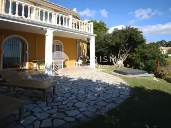 (29) Dom w Hiszpanii w Mijas Costa przy plaży z widokiem na morze