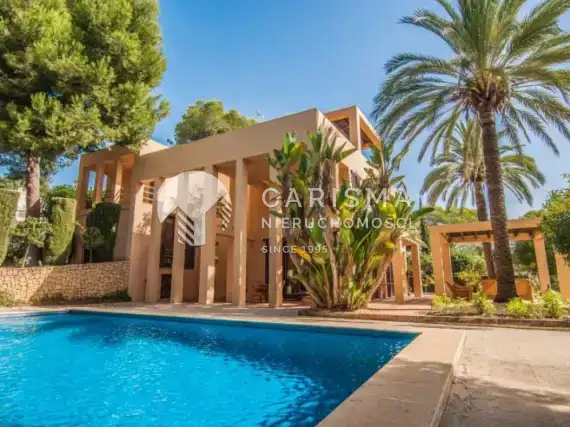 (2) Oryginalna willa w Moraira z widokiem na morze.
