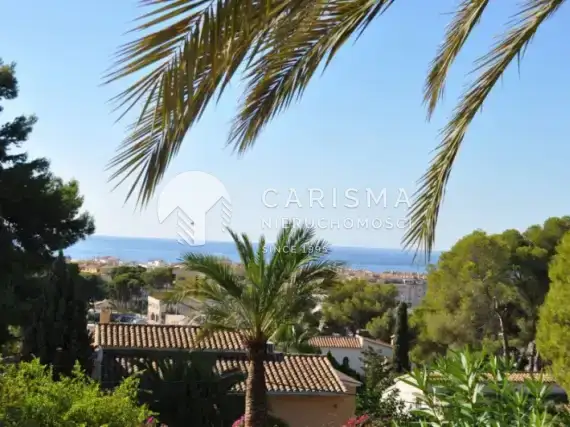 (4) Oryginalna willa w Moraira z widokiem na morze.