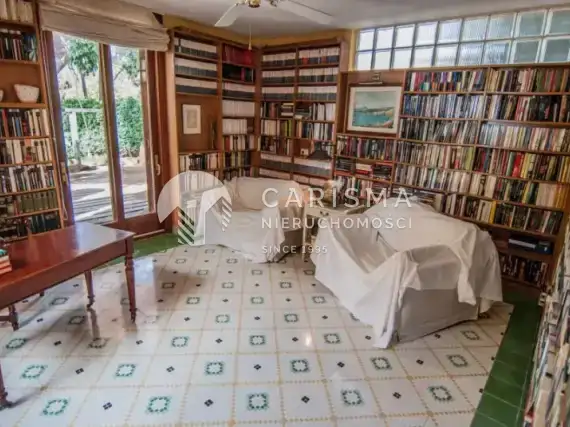 (6) Oryginalna willa w Moraira z widokiem na morze.