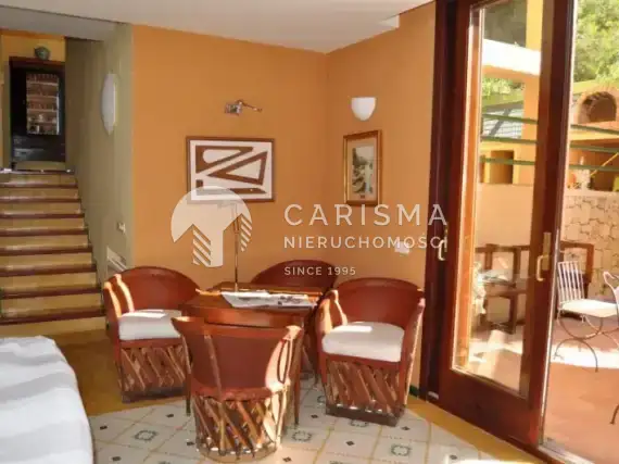 (11) Oryginalna willa w Moraira z widokiem na morze.