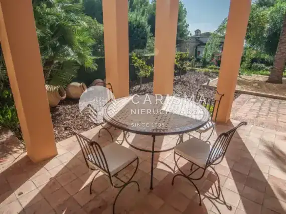 (12) Oryginalna willa w Moraira z widokiem na morze.