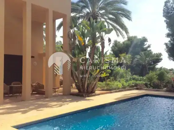 (17) Oryginalna willa w Moraira z widokiem na morze.