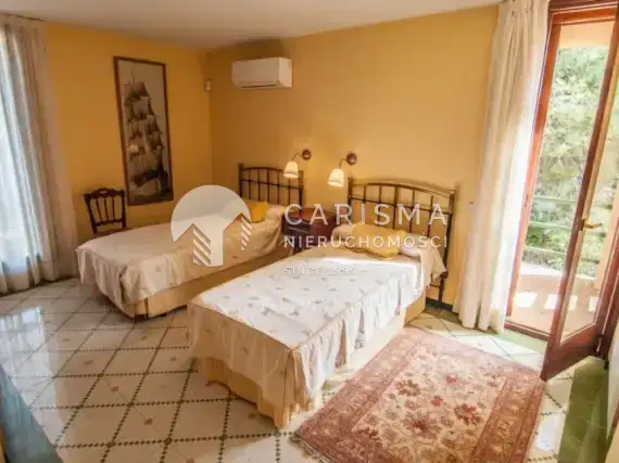 (20) Oryginalna willa w Moraira z widokiem na morze.
