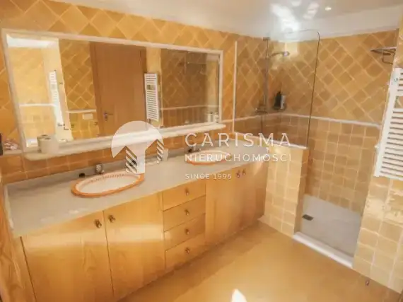 (22) Oryginalna willa w Moraira z widokiem na morze.