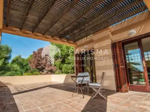 (31) Oryginalna willa w Moraira z widokiem na morze.