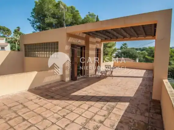 (32) Oryginalna willa w Moraira z widokiem na morze.