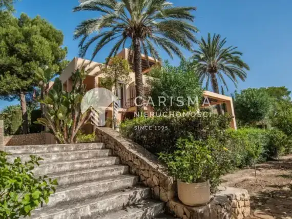 (45) Oryginalna willa w Moraira z widokiem na morze.