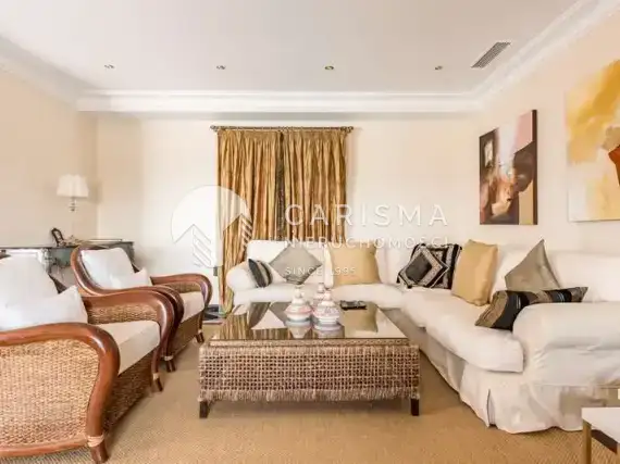(4) Apartament przy porcie w Puerto Banus