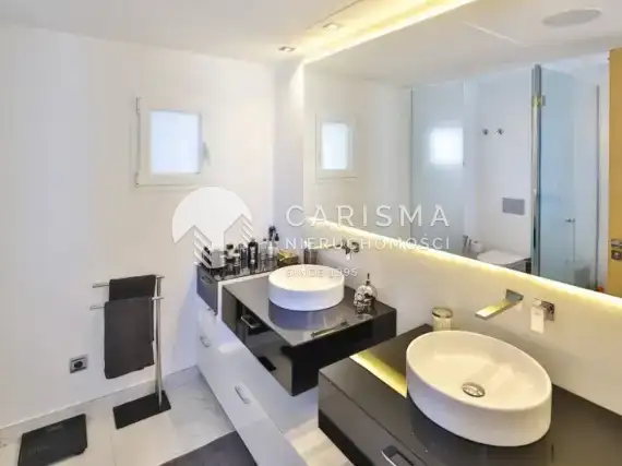 (8) Apartament w pierwszej linii brzegowej w Puerto Banus