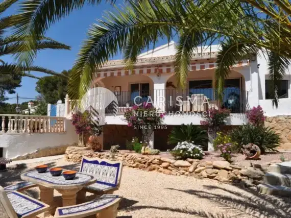 (4) Willa na dużej działce w Moraira