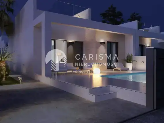 (4) Bungalow z prywatnym basenem i tarasem dachowym.