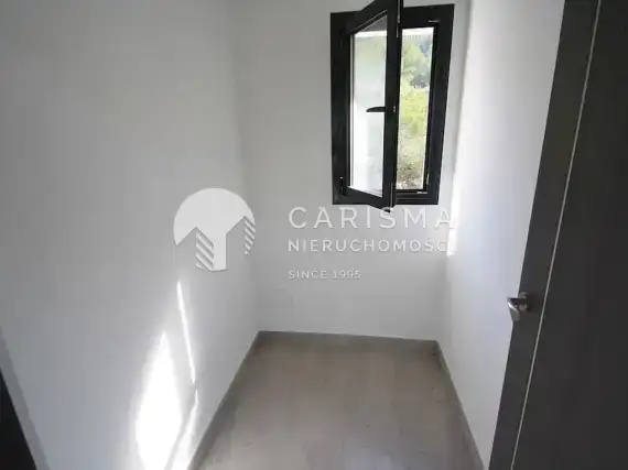 (11) Nowoczesna willa, prawie gotowa, na sprzedaż w Moraira