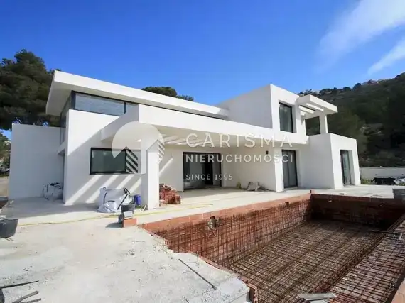 (2) Nowoczesna willa, prawie gotowa, na sprzedaż w Moraira
