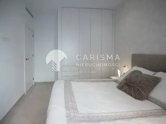 (20) Nowa, nowoczesna, gotowa, urządzona i umeblowana willa, tylko 750 m od morza na Costa Calida