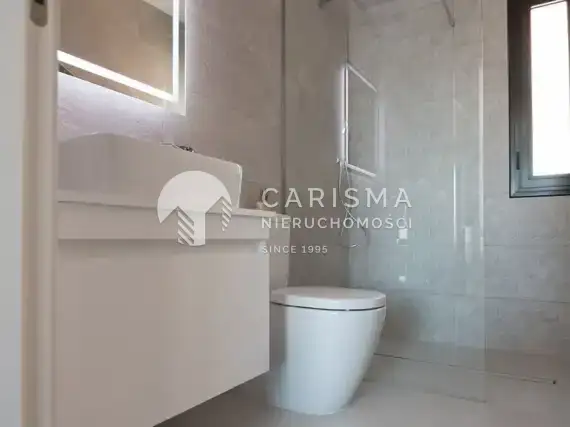 (26) Nowa, nowoczesna, gotowa, urządzona i umeblowana willa, tylko 750 m od morza na Costa Calida