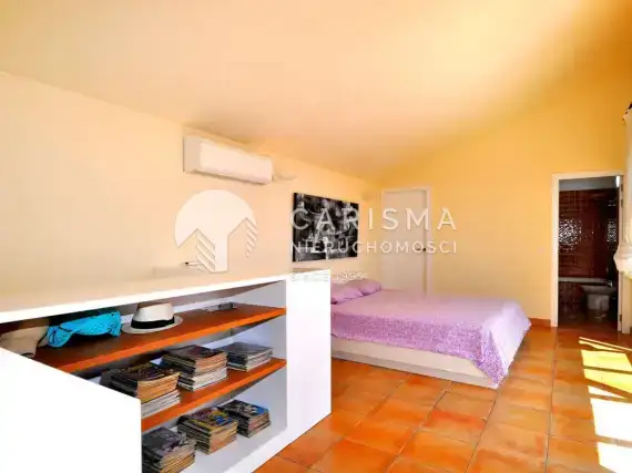(4) Dwupoziomy apartament w kompleksie mieszkalnym z własną plażą w Altea