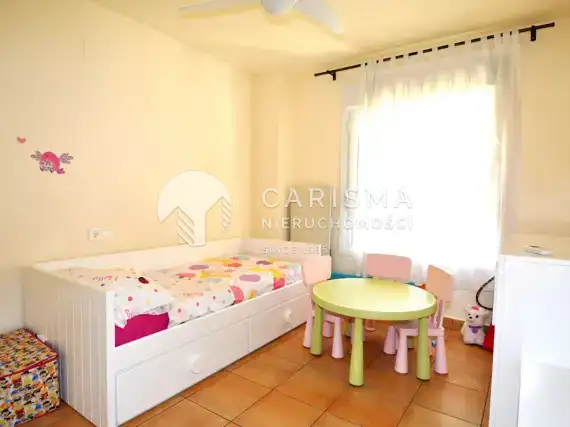 (5) Dwupoziomy apartament w kompleksie mieszkalnym z własną plażą w Altea