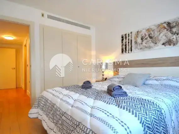 (7) Dwupoziomowy apartament z bezpośrednim wyjściem na plażę w Altea