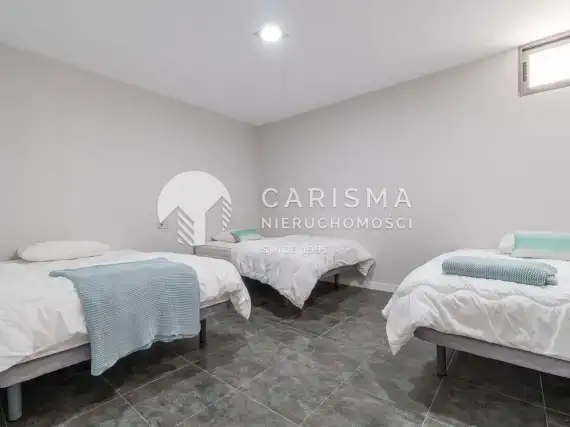 (24) Dom z basenem w Villamartin