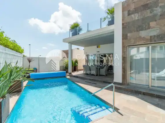 (36) Dom z basenem w Villamartin