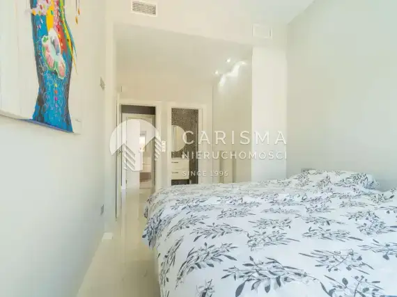 (41) Dom z basenem w Villamartin